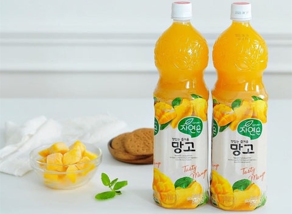 Nước xoài đóng chai được sản xuất từ nước ép xoài kết hợp cùng nước, đường và một số thành phần khác