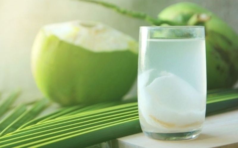 Nước dừa nguyên chất luôn có mức calo thấp hơn các loại pha thêm đường