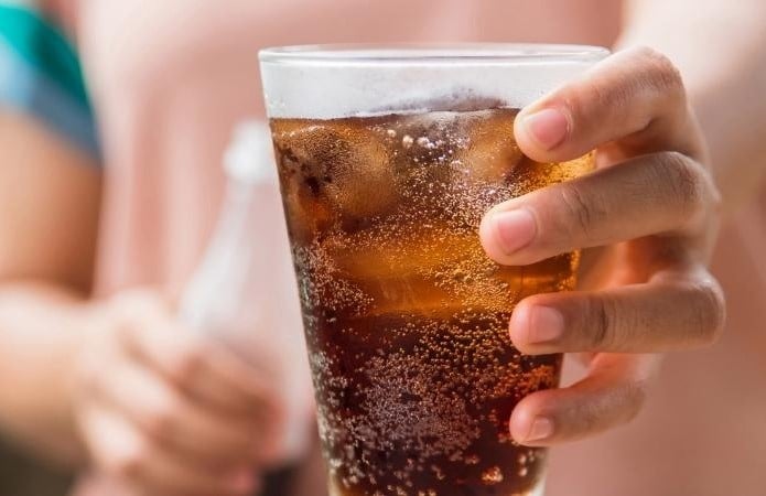 Tránh uống nước ngọt có gas khi đói vì dễ gây khó chịu cho hệ tiêu hóa