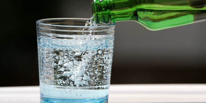 Tiêu thụ các loại nước có gas đúng cách giúp bù nước cho cơ thể, hỗ trợ tiêu hóa hoạt động hiệu quả