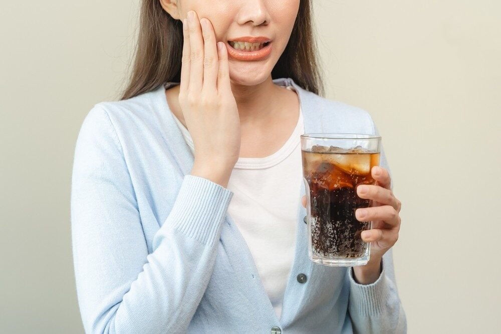 Sử dụng nước uống có gas mỗi ngày có thể ảnh hưởng xấu đến sức khỏe răng miệng