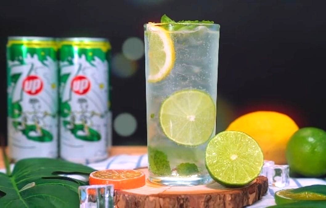 Uống nước ngọt có ga 7Up mang lại cảm giác mát lạnh nhanh chóng