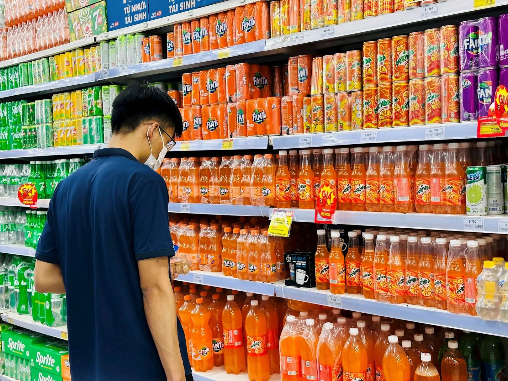 Mua Fanta theo thùng giúp tiết kiệm công sức và chi phí mua sắm hơn mua lẻ từng lon