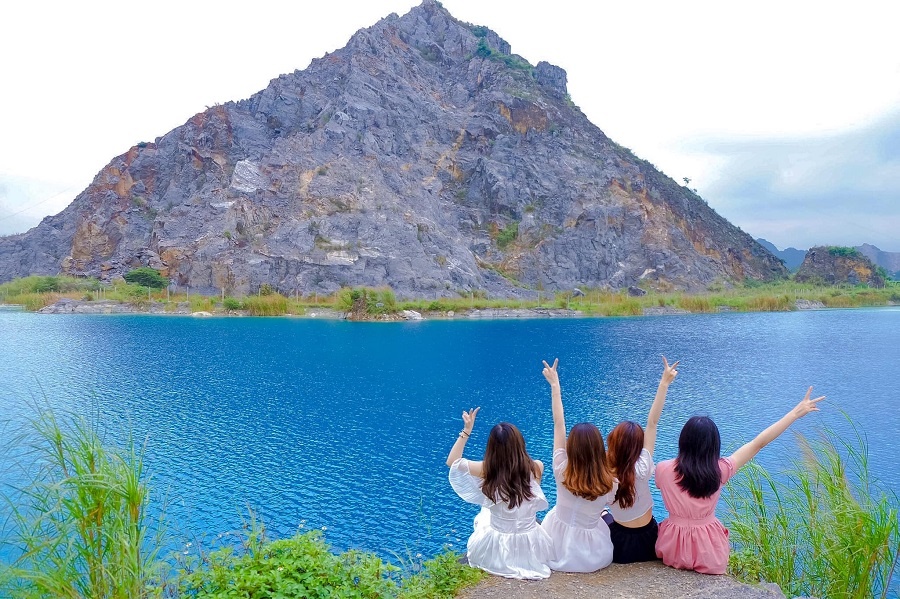 Bạn nên ưu tiên các trang phục nhẹ và thoáng mát khi đi du lịch vào mùa hè