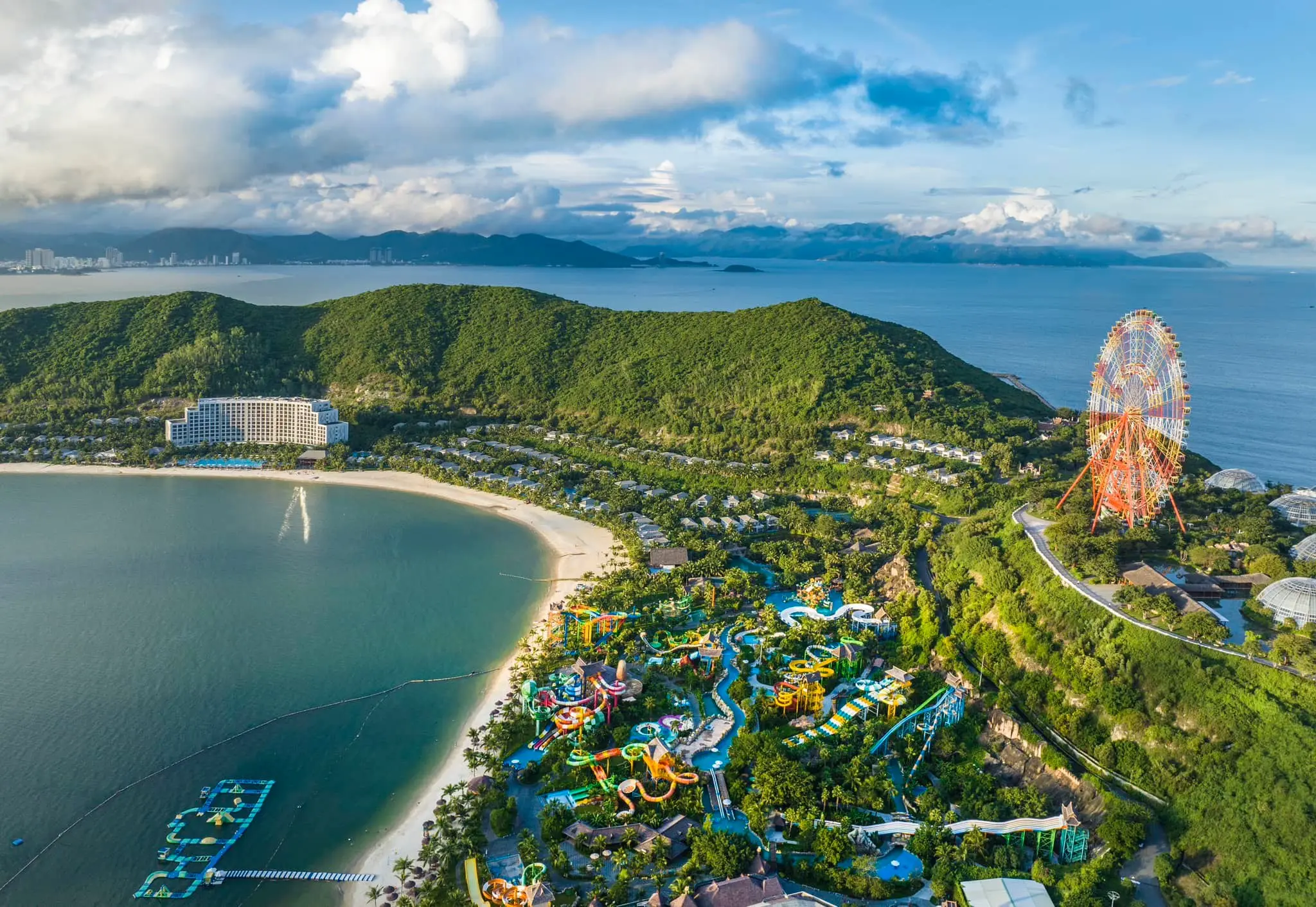 Nha Trang sở hữu bãi biển xinh đẹp hấp dẫn du khách