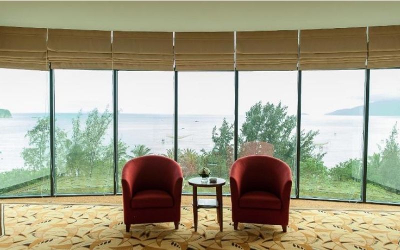 Không gian phòng nghỉ thoáng mát với view biển tại Mường Thanh