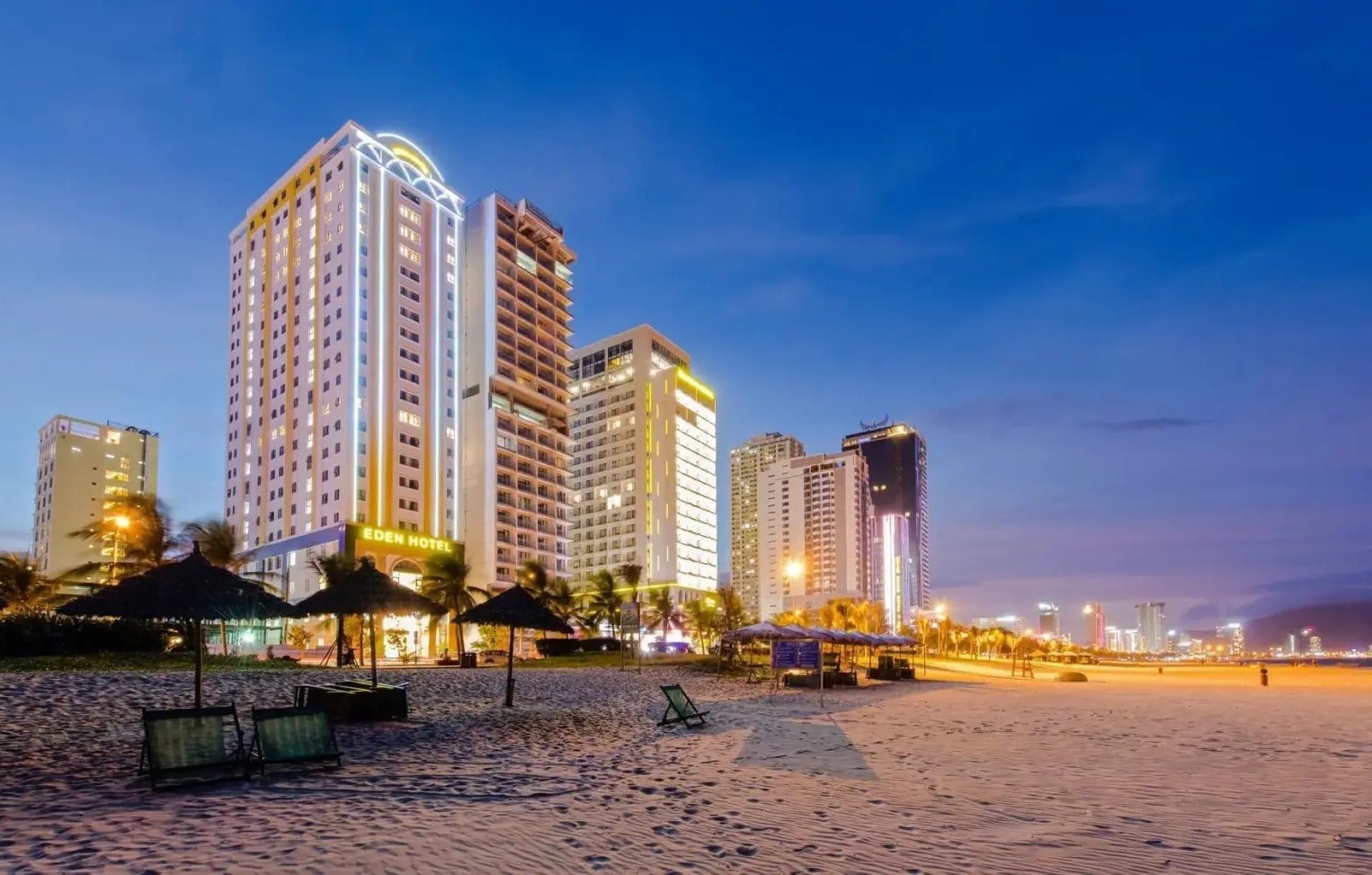 Khu vực biển Mỹ Khê tập trung nhiều khách sạn có view đẹp và thuận tiện di chuyển 