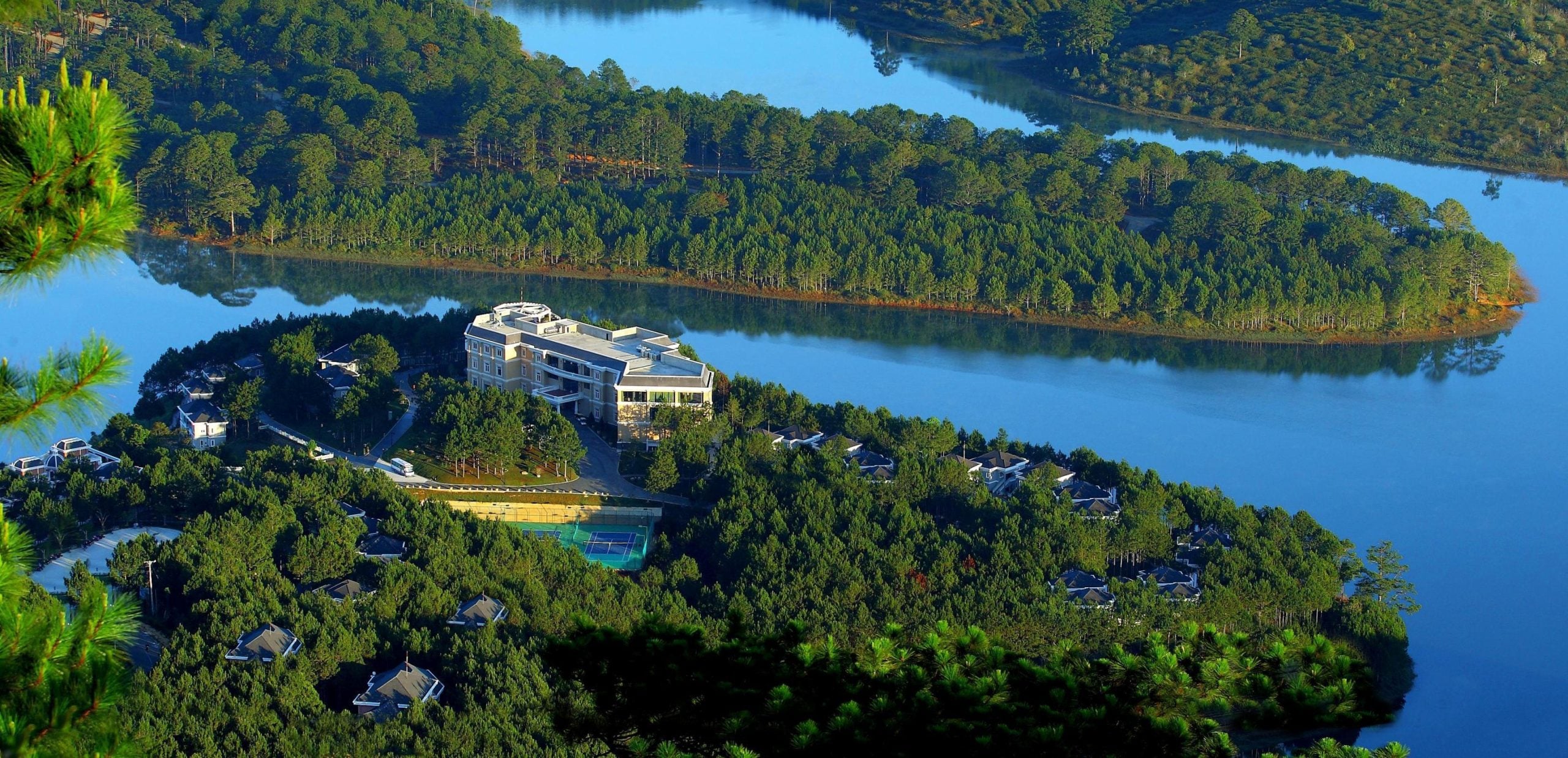 Dalat Edensee Lake Resort & Spa được bao quanh bởi rừng thông