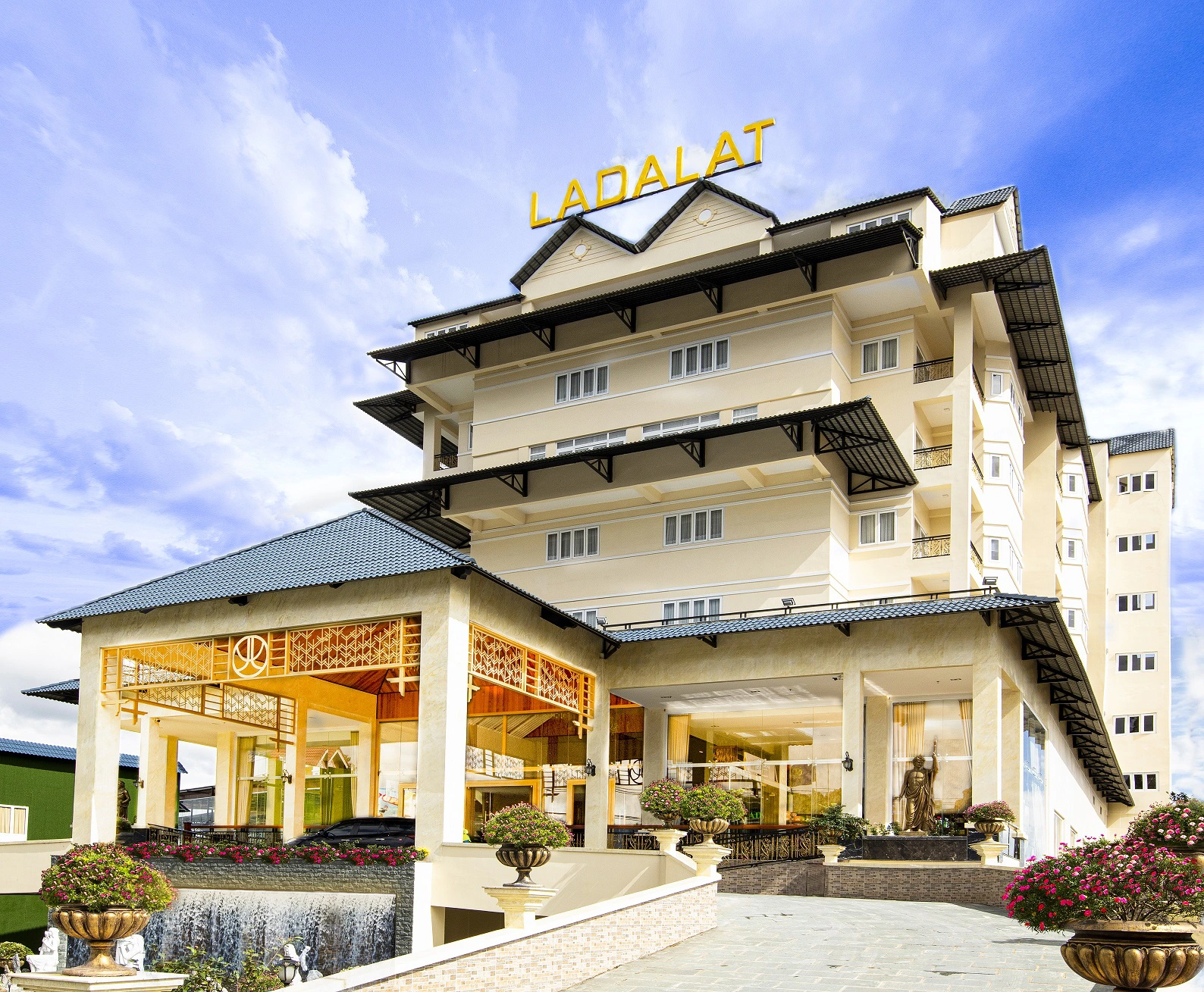 Ladalat Hotel có vị trí thuận tiện cho việc tham quan