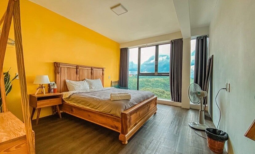 The Kupid Homestay nổi bật với cửa kính lớn trong suốt 