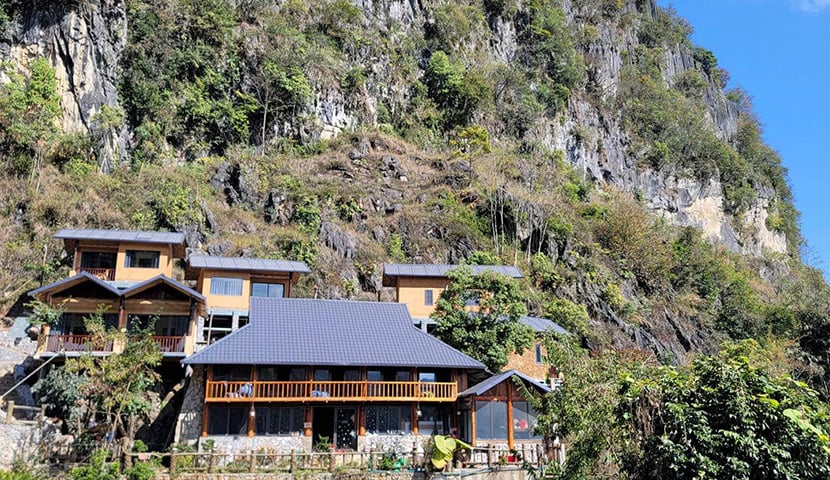 Dong Van Cliffside House nằm bên sườn núi