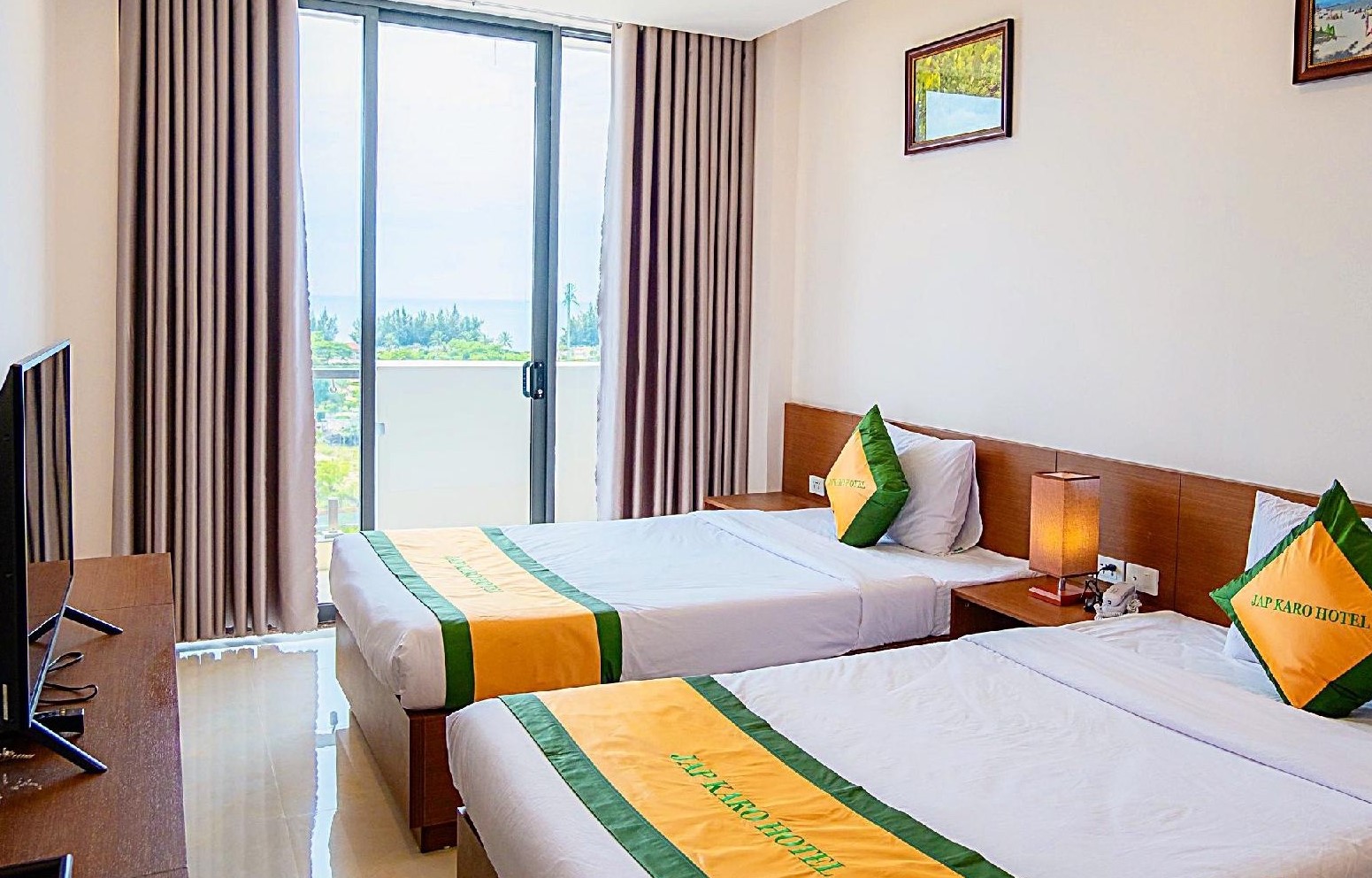 Khách sạn JAP Karo có phòng nghỉ với giá cả hợp lý