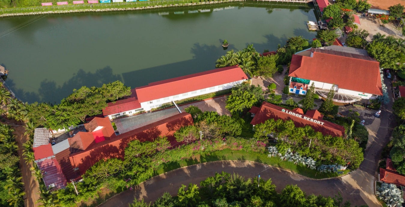 Đắk Nông Lodge sở hữu khuôn viên rộng với nhiều cây xanh 