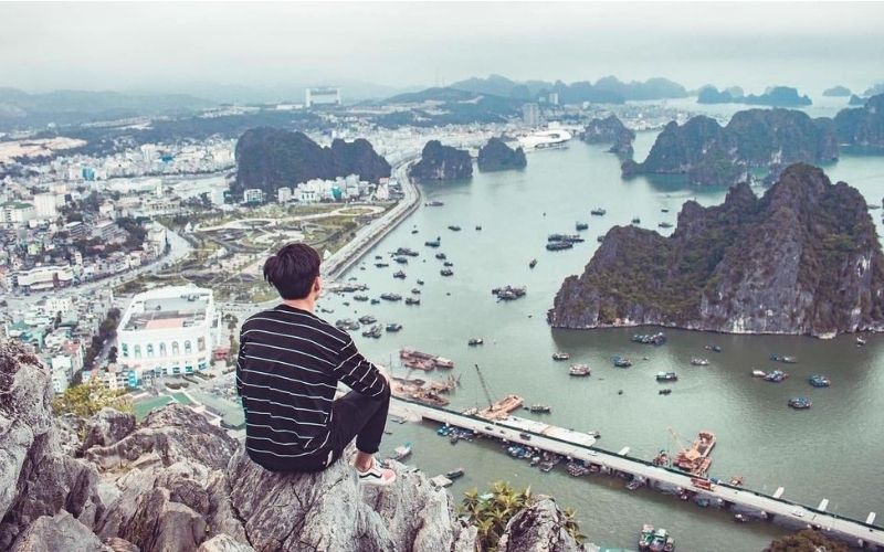 Toàn cảnh Hạ Long nhìn từ Núi Bài Thơ