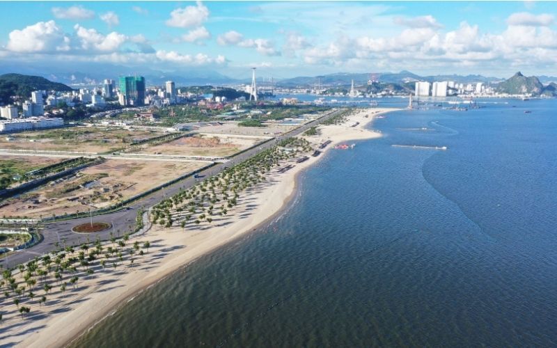 Bãi Cháy với bờ cát dài và không gian thoáng đãng 