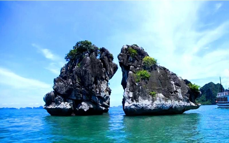 Biểu tượng Hòn Trống Mái giữa vịnh Hạ Long