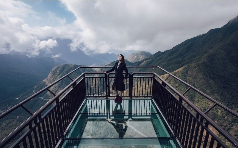 Cầu kính Rồng Mây là điểm săn mây ấn tượng ở độ cao 2.200m