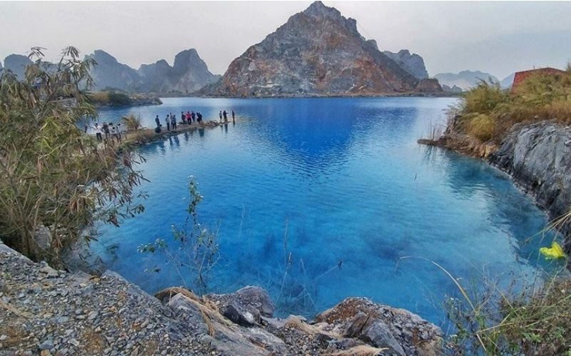 Tuyệt Tình Cốc với sắc nước xanh đặc trưng 