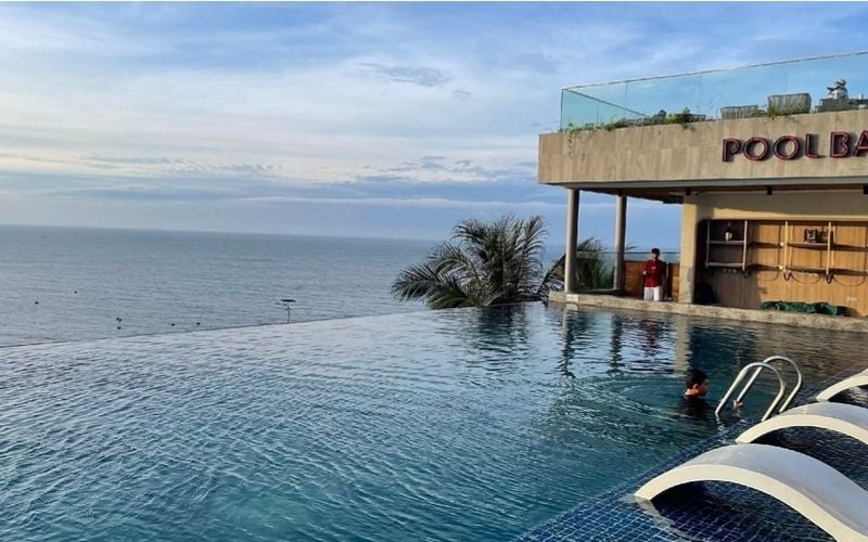 Hồ bơi vô cực hướng biển tại Mandala Chăm Bay Mũi Né