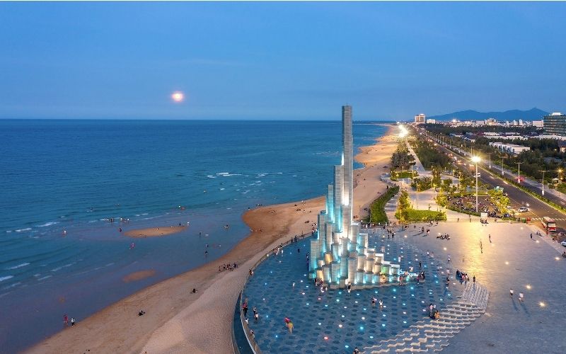 Tham quan quảng trường ven biển rộng rãi, thoáng mát tại Tuy Hòa