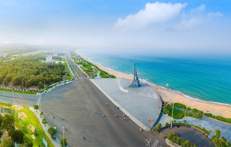 Biển Tuy Hòa giữ được nét tự nhiên với làn nước trong xanh và bãi cát dài