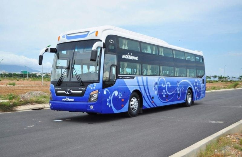 Xe khách là lựa chọn phổ biến cho du khách từ TP.HCM hoặc các tỉnh lân cận khi du lịch Quảng Ngãi