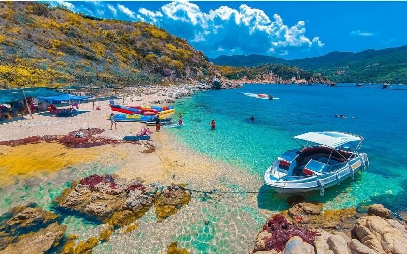 Vịnh Vĩnh Hy - vẻ đẹp hoang sơ giữa biển trời Ninh Thuận