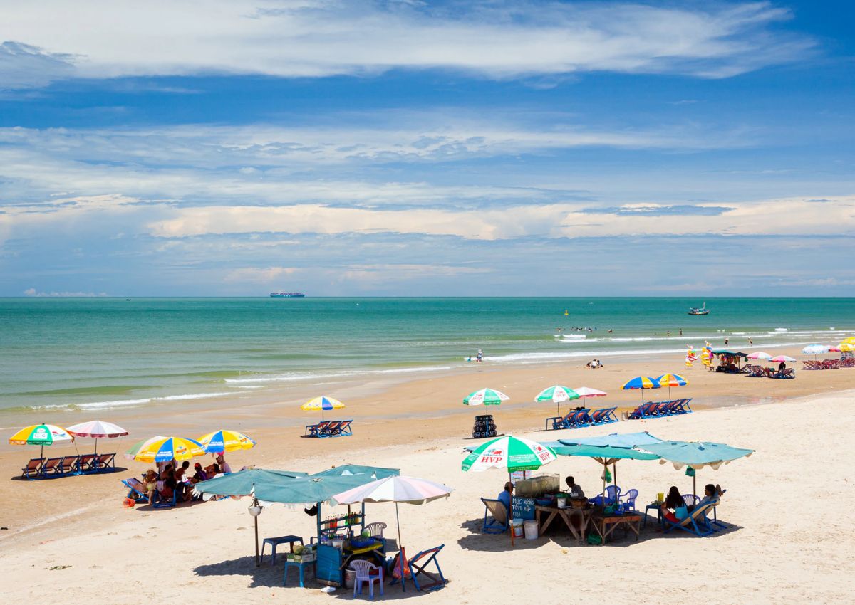 Bãi Sau là khu vực tập trung đông du khách với bãi cát rộng và sóng êm 