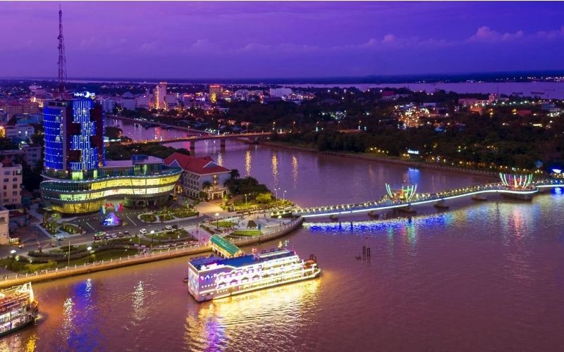 Bến Ninh Kiều rực rỡ và nhộn nhịp khi về đêm