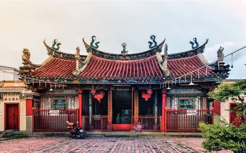 Chùa Ông với kiến trúc rực rỡ đặc trưng