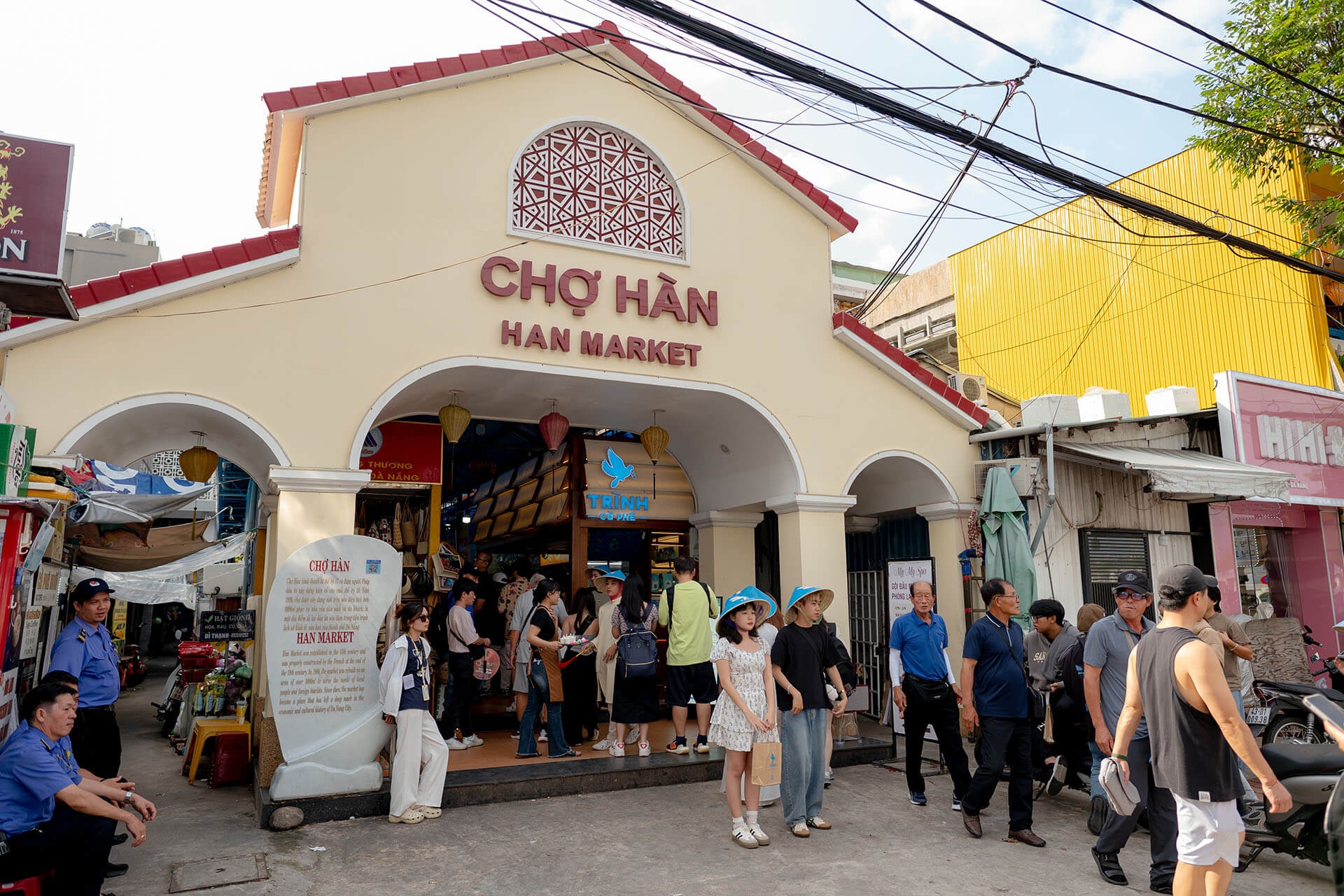 Chợ Hàn là khu chợ truyền thống nổi tiếng với nhiều đặc sản địa phương