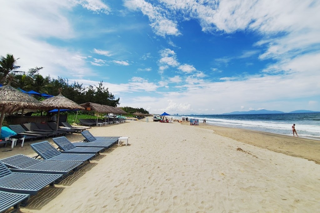 Bãi biển An Bàng khá yên bình, ít đông đúc, phù hợp cho nghỉ dưỡng và thư giãn
