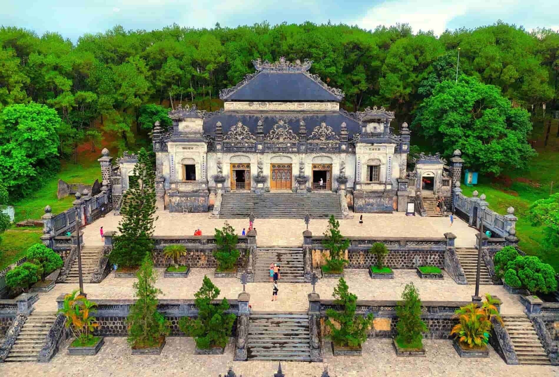 Lăng Khải Định gây ấn tượng mạnh với kiến trúc pha trộn giữa phong cách Á Đông và châu Âu