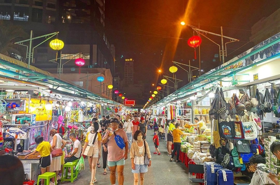 Chợ đêm Nha Trang là nơi lý tưởng để khám phá ẩm thực và mua sắm