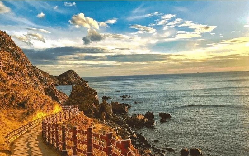 Cung đường ven biển uốn lượn tuyệt đẹp tại Eo Gió Quy Nhơn