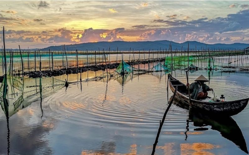 Đầm Ô Loan ghi điểm với khung cảnh hoàng hôn đáng giá