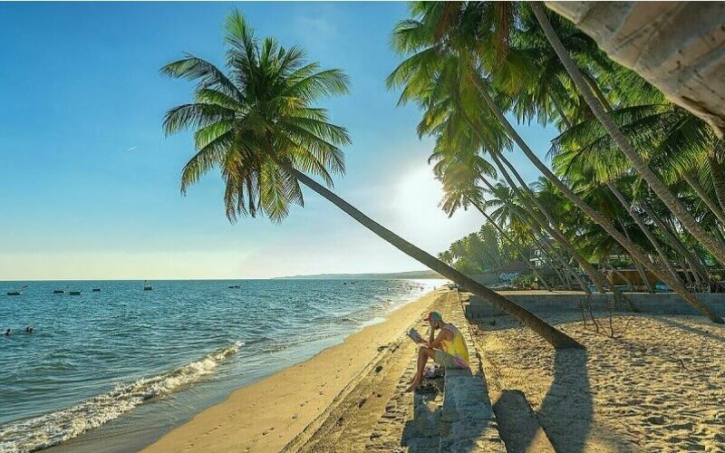 Bãi tắm Mũi Né với làn nước trong xanh và cát trắng mịn