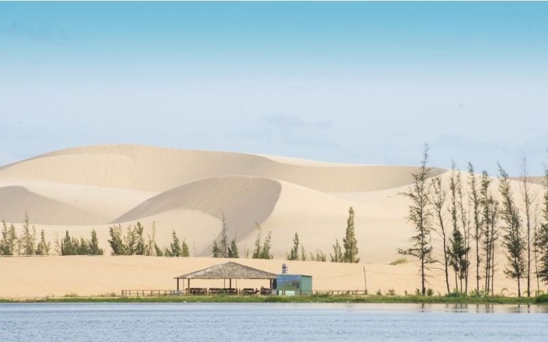 Đồi cát trắng trải dài như sa mạc thu nhỏ tại Mũi Né