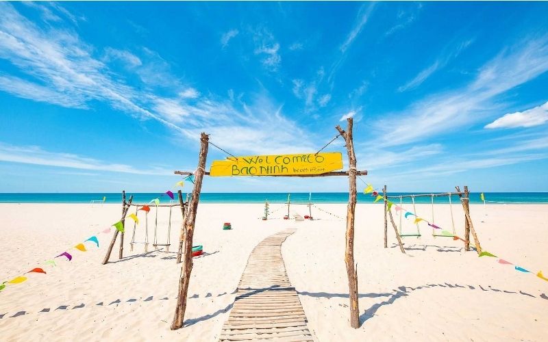 Biển Bảo Ninh hoang sơ với bờ cát trắng mịn