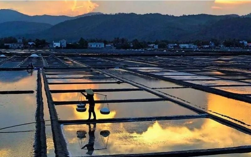 Đồng muối Sa Huỳnh dưới ánh nắng vàng