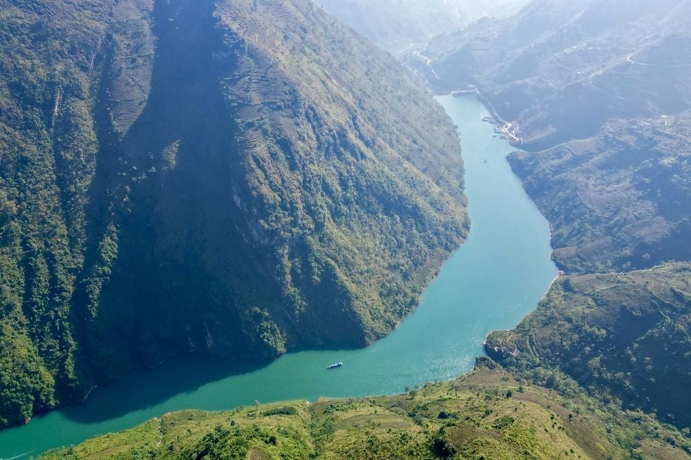 Sông Nho Quế với màu nước xanh ngọc nổi bật