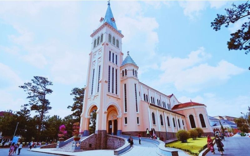 Nhà thờ Con Gà là biểu tượng kiến trúc cổ kính giữa lòng Đà Lạt