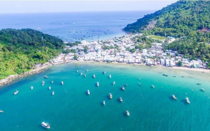 Khung cảnh biển Hòn Sơn yên bình