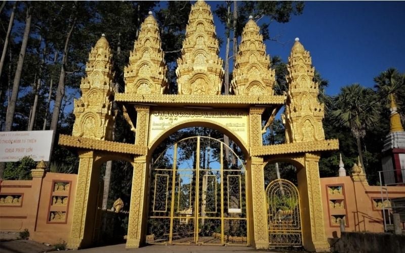 Tổng thể ngôi chùa Phật Lớn nổi bật với gam màu vàng chủ đạo