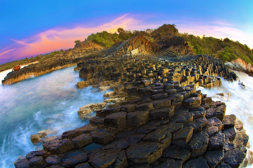 Gành Đá Đĩa với các cột đá bazan hình lục giác xếp chồng lên nhau như tổ ong