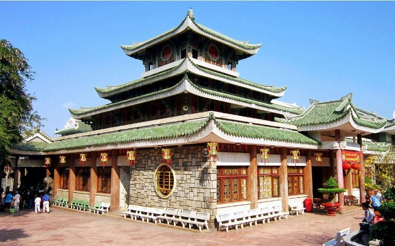 Miếu Bà Chúa Xứ núi Sam là điểm hành hương nổi tiếng bậc nhất Châu Đốc 