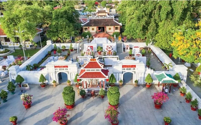 Toàn cảnh Lăng Thoại Ngọc Hầu dưới chân núi Sam
