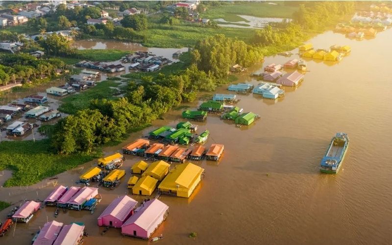 Làng bè nổi Châu Đốc rực rỡ sắc màu trên sông