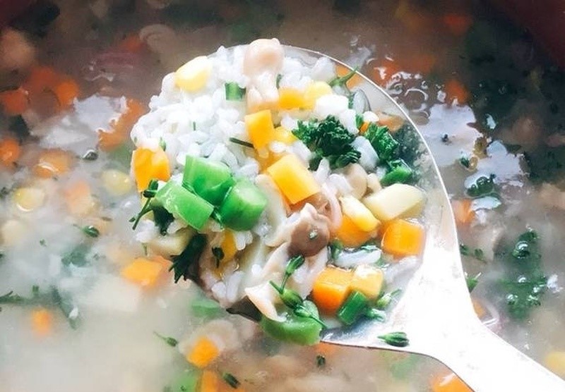 Bạn nên bổ sung rau xanh, trứng, thịt hoặc hải sản vào cháo đóng gói