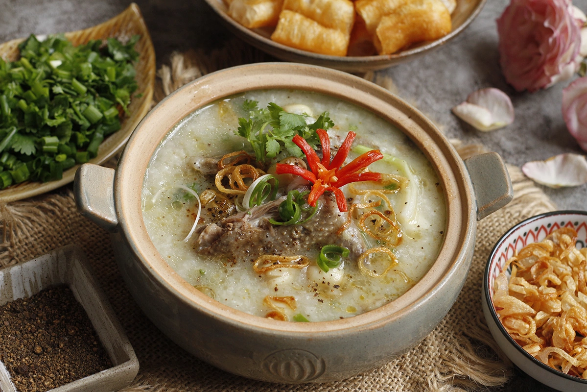Việc bổ sung các thực phẩm tươi sẽ giúp món cháo giàu dinh dưỡng hơn với mẹ bầu